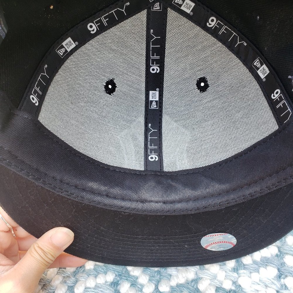 NEW ERA Black Glitter NY Snapback Hat! - Picture 5 of 16